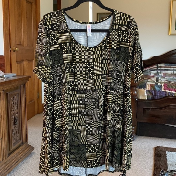 LuLaRoe Tops - 𝅺lularoe Perfect T Size Medium NWOT